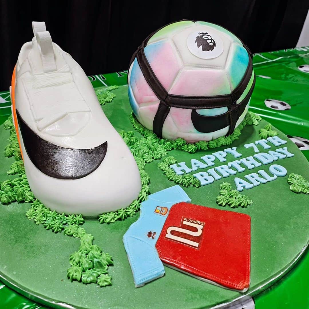 セオ・ウォルコットのインスタグラム：「Happy 7th Birthday Arlo!!!  Looking forward to many more memories. ⚽️」