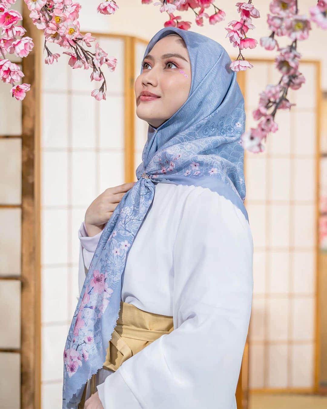 メロディー・ヌランダニ・ラクサニのインスタグラム：「Koleksi scarf kolaborasi aku bareng @mukena_tazbiya segera hadir!!  Koleksi yang terinspirasi keindahan alam dan arsitektur bangunan Jepang terlukis indah dalam scarf aku ini❤️  ‘Natsumi Scarf’  Super gak sabar🥰  Nantikan Live Launching bareng aku, besok! 27 November live di Instagram dan Shopee @mukena_tazbiya   Exclusive Scarf ini hanya Launching di Shopee ya!!」