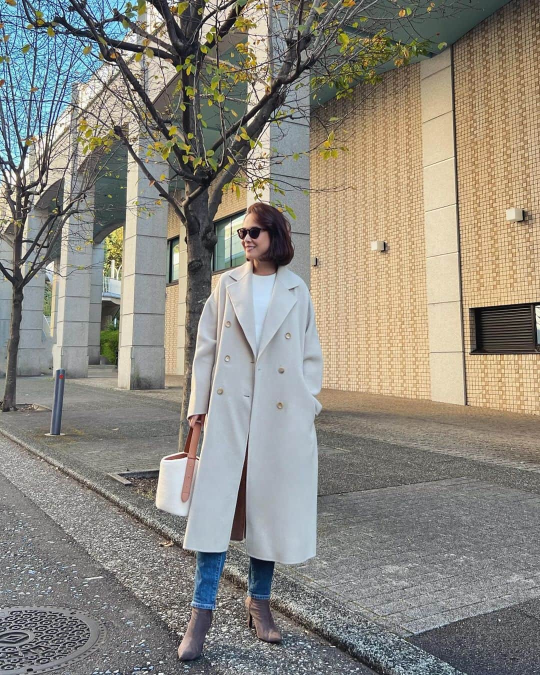 MAICOさんのインスタグラム写真 - (MAICOInstagram)「#outfit . . 今年のコートのひとつは、グレージュのリバーコート。 上品なカラーとソフトな肌触り。 とっても軽くて着ていて疲れない着心地です。 あえて大きなサイズにして、ゆったり着ています😊  Coat... @norc.jp  Bag... @vasic_japan   #norc#ノーク#ダブルロングリバーコート#ロングコート」11月26日 20時09分 - maico0327