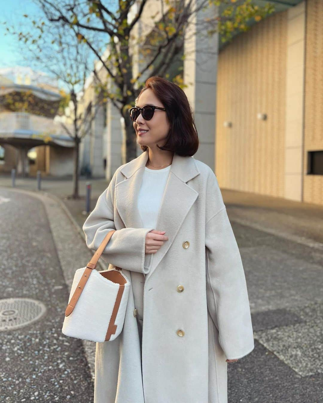 MAICOさんのインスタグラム写真 - (MAICOInstagram)「#outfit . . 今年のコートのひとつは、グレージュのリバーコート。 上品なカラーとソフトな肌触り。 とっても軽くて着ていて疲れない着心地です。 あえて大きなサイズにして、ゆったり着ています😊  Coat... @norc.jp  Bag... @vasic_japan   #norc#ノーク#ダブルロングリバーコート#ロングコート」11月26日 20時09分 - maico0327