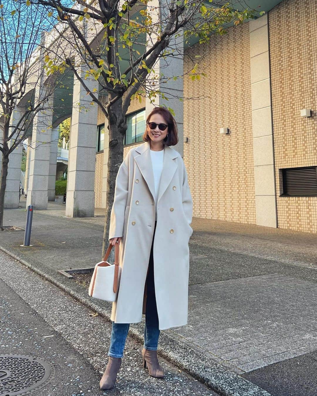 MAICOのインスタグラム：「#outfit . . 今年のコートのひとつは、グレージュのリバーコート。 上品なカラーとソフトな肌触り。 とっても軽くて着ていて疲れない着心地です。 あえて大きなサイズにして、ゆったり着ています😊  Coat... @norc.jp  Bag... @vasic_japan   #norc#ノーク#ダブルロングリバーコート#ロングコート」