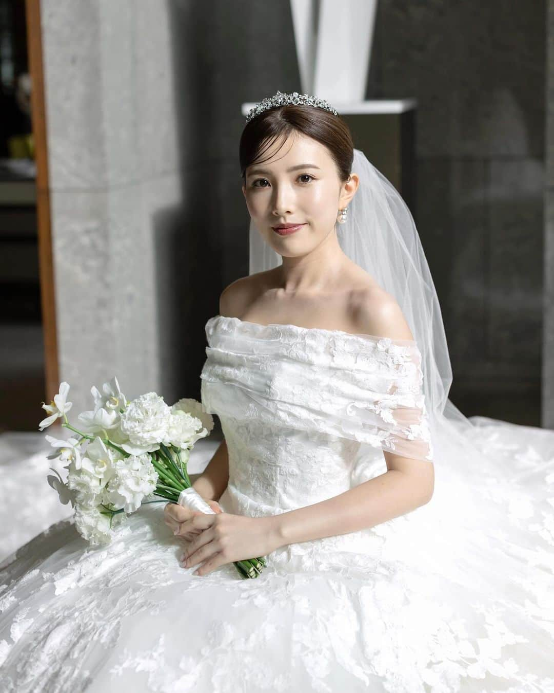 濱田あおいのインスタグラム：「. . bridal make up👰🏻‍♀️💍✨  結婚式当日セルフでメイクをすると決めて 当日までだいたい半年くらいあったかな？  崩れないベースメイクの組み合わせの実験、 涙に負けないマスカラはどれなのか選手権を 汗をたっぷりかくエステに行く時にしたりとか！ 初めてメイクレッスンに行ってみて客観的に 自分に合うメイクの提案をしてもらったり🩷 色々と自分なりに試行錯誤、準備をして選んだ アイテムたちとやり方❣️  詳しいhow toインスタに載せきれないくらい めちゃくちゃ細かくなってしまったので 詳しく知りたい方はぜひYouTubeでチェック していただけたら嬉しいです🤍  インスタでは使ったアイテムたちをご紹介します◎  ・cledepeau beaute ヴォワールコレクチュールn ¥7,150  ・Wonjungyo トーンアップベースNA 01 スカイブルー ¥1,430  ・DECORTE ゼンウェアフルイド ¥6,600  ・GIVENCHY プリズム・リーブル・スキンケアリング・コンシーラー ¥4,620  ・LUNASOL スムースクリアパウダー ¥5,500  ・excel カラーエディットパウダーブロウ EP04 ウィンターモーヴ ¥1,595  ・muice シリライナー 02 ナチュラルブラウン ¥770  ・fujiko マジカルアイブロウカラー02ライトブラウン ¥1,408  ・fujiko 美眉アレンジャー 01 ナチュラルブラウン ¥1,650  ・イヴサンローラン クチュールミニクラッチ 100 ストラドールズ ¥9,900  ・SHISEIDO オーラデュウ プリズム イルミネーター ピコ 09 星今宵 ¥2,200  ・WHOMEE プリップライナー スキンベージュ ¥1,540  ・kingdam リキッドアイライナーR1 ナチュラルブラック ¥1,540  ・Wonjungyo ヌードアイラッシュ 01 シアーブラック ¥1,430  ・マジョリカマジョルカ ラッシュエキスパンダー　ロングロングロング　EX BK999 ¥1,210  ・visee シェードトリック ¥1,760  ・snidel beauty スキン グロウ ブラッシュ 01 Bare Shine 03 Rosy Silk ¥3,300  ・fujiko ニュアンスラップティント VOCE限定カラー みな実の粘膜ピンク ¥1,408  ・to/one カラー ブロッサム 06 ダスティピンク ¥3,080（ケース、リフィルセット）  結婚式で自分たちらしさを出したいと思っていて セルフでメイクしたけど、準備の過程も楽しかったし みなさんからもたくさん褒めていただき 結果とってもよかったなあ💖  #結婚式#結婚式準備#結婚式メイク#ブライダルメイク#bridalmakeup#wedding#パレス花嫁#卒花#卒花嫁レポ #aoi_wd2310」