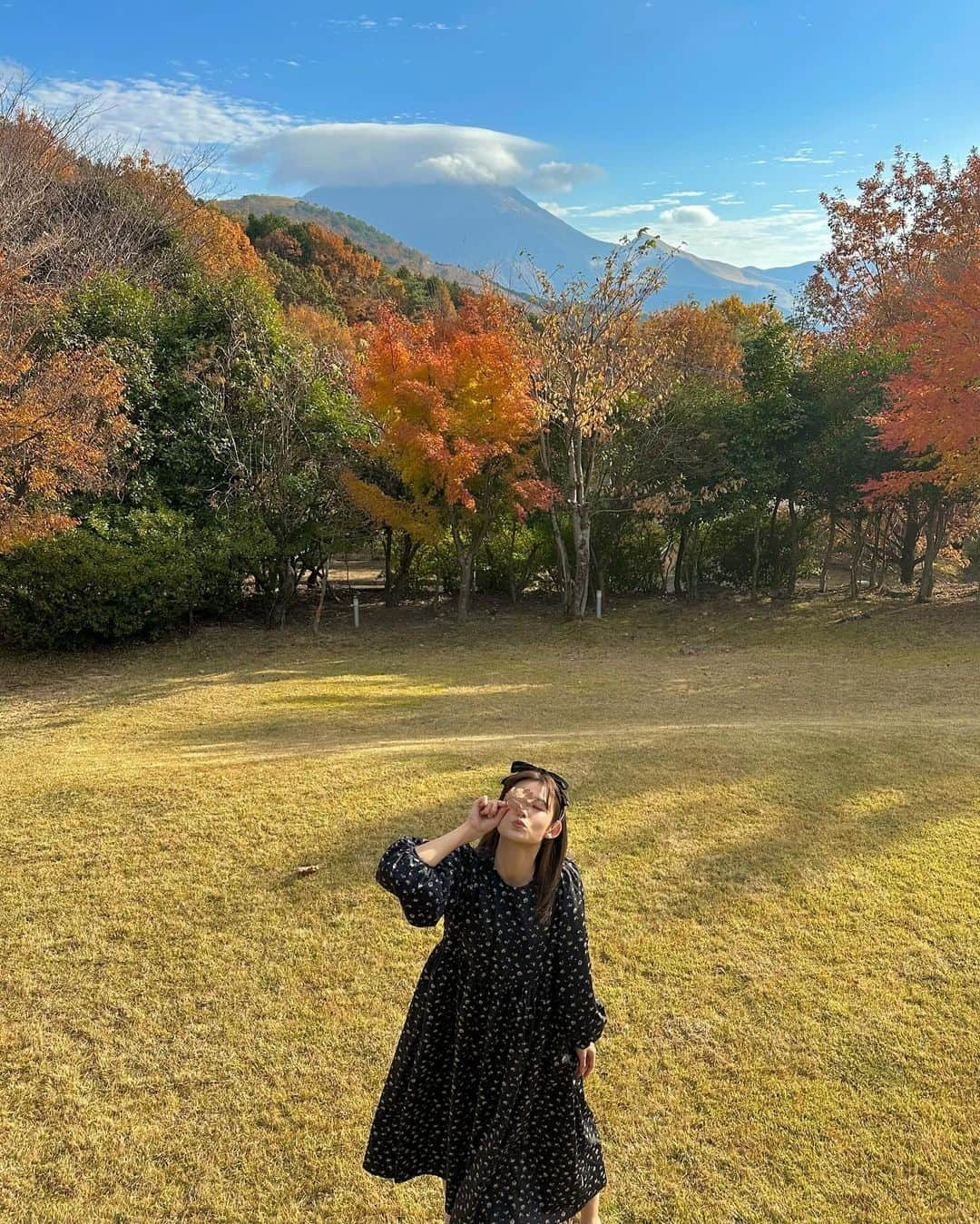 脇あかりのインスタグラム：「紅葉🍁 自然いっぱいに囲まれて心温まる日でした☺️ 野生のシカ🦌さん会いに来てくれたらいいなぁ〜 なんて、思ってたら、奥からカサカサって聞こえて、 ほんとに来てくれたの😳💗すごくない？！ シカ呼べます🙋‍♀️  #紅葉」