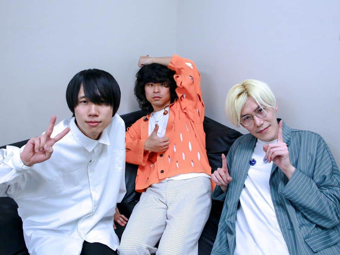 おいしくるメロンパンさんのインスタグラム写真 - (おいしくるメロンパンInstagram)「. 11/26(日)は、yourness presents「screenshot #4」＠渋⾕ WWW Xでした📸  メンバーとも交流のあるユアネスとの初めましてのツーマンで楽しく刺激的なステージになりました✨  見に来てくださった皆さん、ありがとうございました！  次のライブは、12/30(土)「COUNTDOWN JAPAN 23/24」＠幕張メッセ国際展示場！ 今年最後のステージ、よろしくお願いします！  #おいしくるメロンパン #screenshot」11月26日 20時21分 - oisiclemelonpan_official