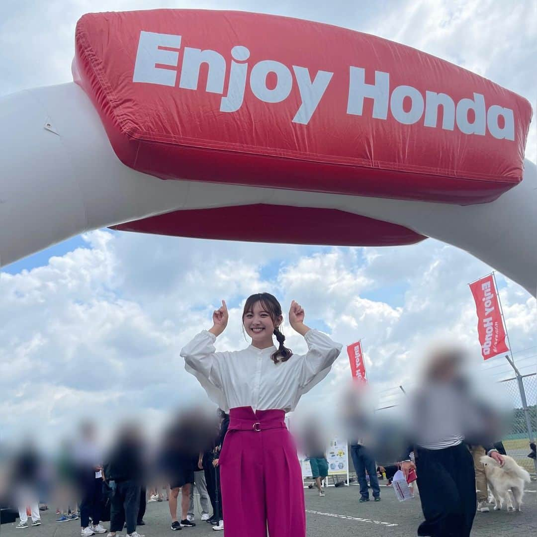 悠花のインスタグラム：「投稿が遅くなってしまいましたが😭🙇🏻‍♀️ 今年も【Enjoy Honda】お邪魔させて頂きました🚗♡ ・ 悠花のナガサキ街音の取材で3度目‼︎ 何度行っても楽しい🤤💕 ・ 車好きの方はもちろん、そうでない方も、 大人から子供まで誰でも楽しめるイベントです✨ ・ 今回も色んな体験をさせてもらって、 色んな事を学んだり、沢山の方と触れ合ったり、、、 とても楽しい1日でした☺︎ ・ ありがとうございました🥰🙏🏻 ・ #enjoyhonda #悠花のナガサキ街音#長崎#長崎県ホンダカーズ#ホンダ#nib#takeoff#悠花#松尾悠花#haruka#hair#make#fashion」