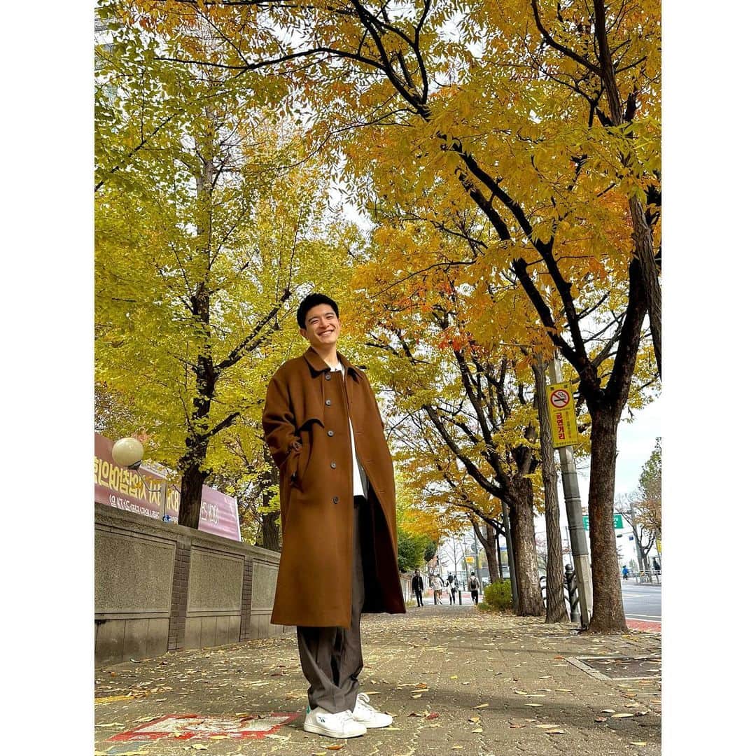 篠原光のインスタグラム：「. 誕生日でした！ 環境がガラッと変わって、どこに行っても転校初日みたいな感覚ではじめましてを繰り返して、目がまわるような日々を過ごしております😵‍💫笑  そんな中でもお仕事にプライベートにと充実した時間を送れているのは、ほんっっっとに周りにいる人のおかげだなあとひしひし感じております😌 楽しいことも困ったことも、話を聞いてもらってそこからまた新しい気持ちが湧いてきてって、その繰り返しがすごく楽しいです。  SNSの投稿にたくさんリアクションいただけるのも同じです！ いつもくだらない投稿を見守っていただきありがとうございます☺️  逆に僕は1人では何もできないので(まじで)、よければこれからものんびり見守っていただけると嬉しいです！ これからもよろしくお願いします！！」
