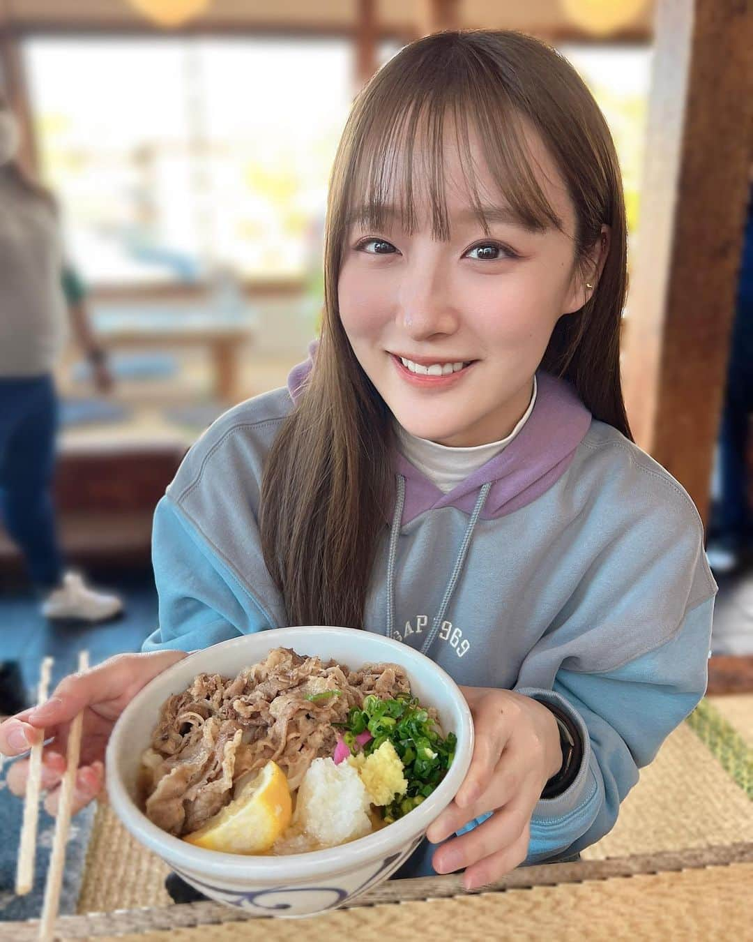 鎌田菜月さんのインスタグラム写真 - (鎌田菜月Instagram)「⑅*  香川でのプライベートな思い出。  お昼に食べたうどんも、夜散歩も、早朝参拝も全部楽しかった☺️ 一瞬の滞在時間に思い出がギューギューです。  #香川 #金比羅山 #udon #七福 #紅葉 #夜景」11月26日 20時14分 - nacky_k829