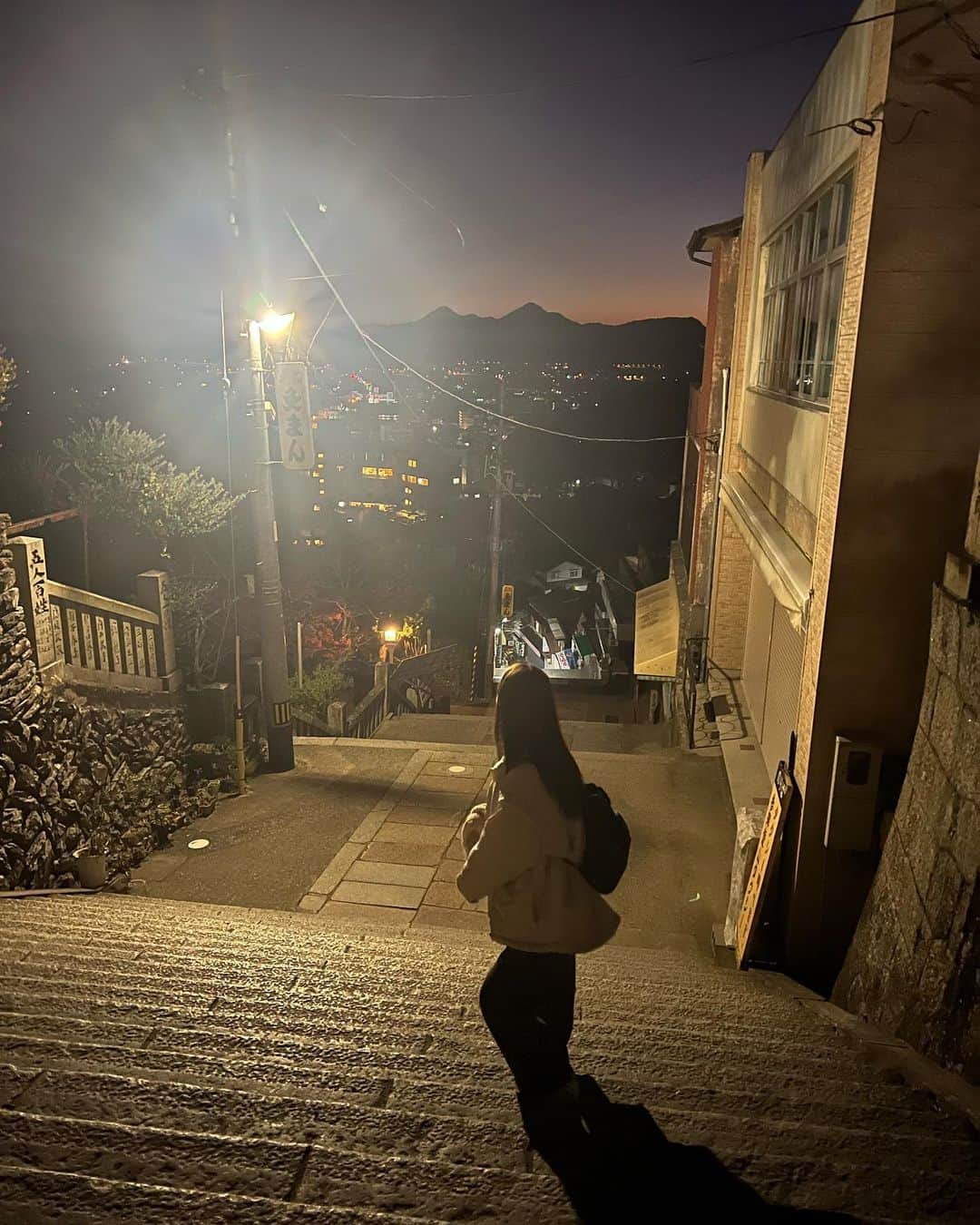 鎌田菜月のインスタグラム：「⑅*  香川でのプライベートな思い出。  お昼に食べたうどんも、夜散歩も、早朝参拝も全部楽しかった☺️ 一瞬の滞在時間に思い出がギューギューです。  #香川 #金比羅山 #udon #七福 #紅葉 #夜景」