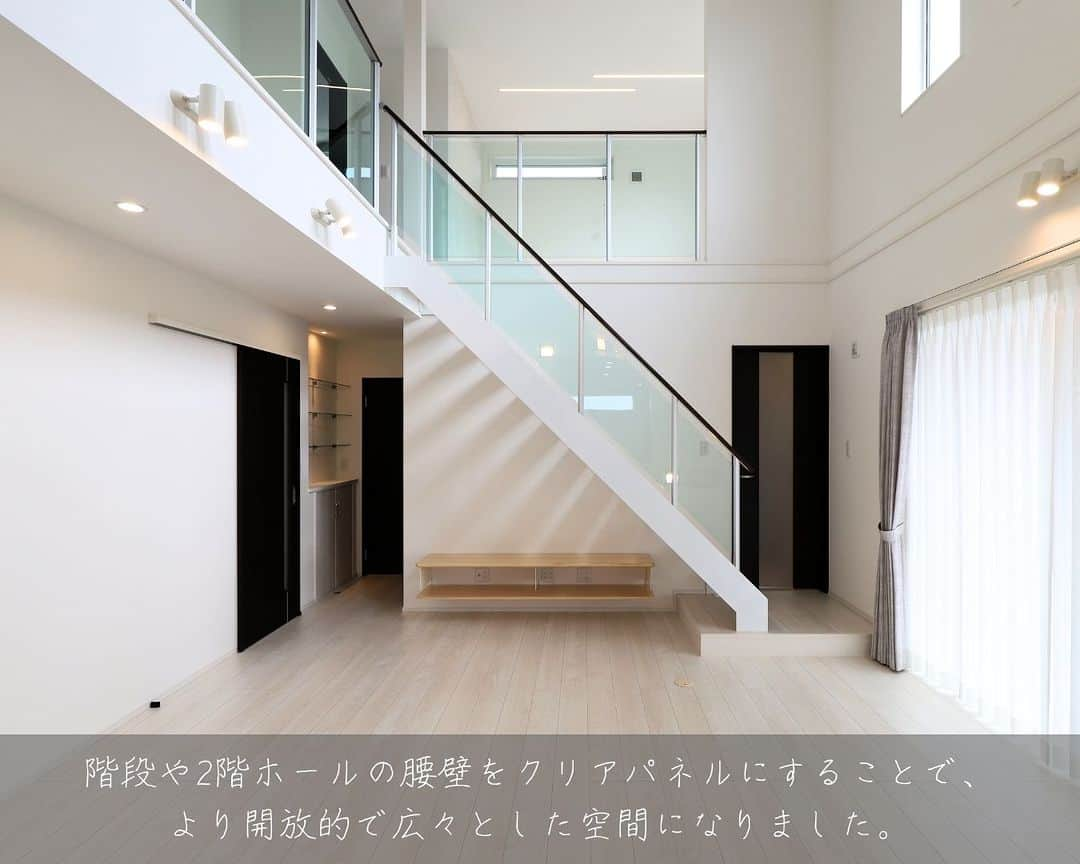 朝日住宅株式会社さんのインスタグラム写真 - (朝日住宅株式会社Instagram)「【写真で巡るROOM TOUR】  暮らしやすさやおうち時間の工夫がつまった家。 ファミリークローゼットは今採用されるご家族が増えています。 生活動線が短縮でき、家全体がスッキリと片付きます。  朝日住宅の家づくりが気になった方は、ストーリーズのハイライト『カタログ請求』よりお気軽にお問合せください。 しつこい営業はいたしません。  ✜✜✜✜✜✜✜✜✜✜✜✜✜✜✜✜✜✜✜✜✜✜✜✜  施工例をもっと見たい方は こちら⇒ @asahijutaku  浜松笠井展示場をご見学希望の方は こちら⇒ @asahijutaku.hamamatsu  ✜✜✜✜✜✜✜✜✜✜✜✜✜✜✜✜✜✜✜✜✜✜✜✜  #吹き抜け #スケルトン階段 #写真で巡るROOMTOUR #ルームツアー #外観 #玄関収納 #ファミリークローゼット #ファミクロ #書斎 #朝日住宅 #デザイン住宅 #高性能住宅 #マイホーム #家づくり #施工例 #新築 #注文住宅 #自由設計 #静岡県西部住宅会社 #静岡県西部注文住宅 #磐田市住宅会社 #磐田市注文住宅 #浜松市モデルハウス #浜松市住宅会社 #浜松市注文住宅」11月26日 20時15分 - asahijutaku