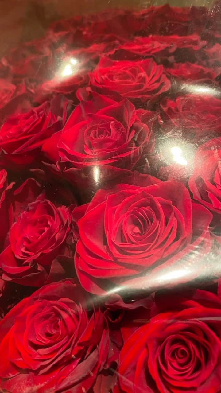 リストランテ カノビアーノ福岡のインスタグラム：「・ 🌹🌹🌹🌹🌹🌹🌹🌹🌹🌹🌹🌹 ⁡ カノビアーノ福岡では、 プロポーズのお手伝いをいたします♡ ⁡ ご予約、ご相談はいつでもお問い合わせ下さい♪ お電話お待ちしております♪ ⁡ ※Xmas期間は、お席でのみとさせていただきます。 𓇬 𓇬 🔻ご予約はプロフィールより🔻 @restaurant_canoviano  𓇬 𓇬 #福岡レストラン #福岡グルメ #天神レストラン #天神ディナー #天神ランチ  #自然派イタリアン #福岡イタリアン#天神イタリアン#福岡ウエディング#天神スイーツ#限定#カノビアーノ福岡 #リストランテカノビアーノ福岡#ランチメニュー #ワイン#デザートプレート#グルメ#japan #kyushu #fukuoka #fuk #ristorante#ristorante#desert#dolce#valentine #アニバーサリープレート#チョコペンアート#バースデープレート福岡#福岡プロポーズ#プロポーズ」