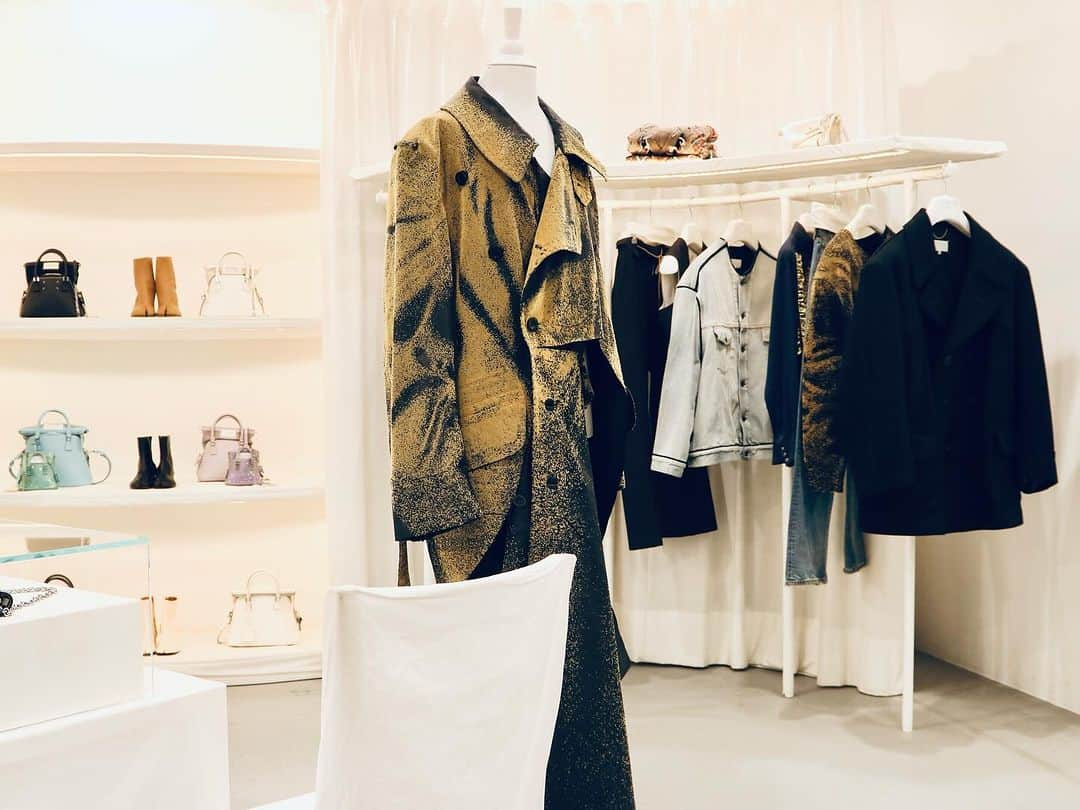 DOVER STREET MARKET GINZAのインスタグラム：「Maison Margiela AW23 new items have arrived at Dover Street Market Ginza 3F Maison Margiela space. @maisonmargiela by @jgalliano  @doverstreetmarketginza  #doverstreetmarketginza」