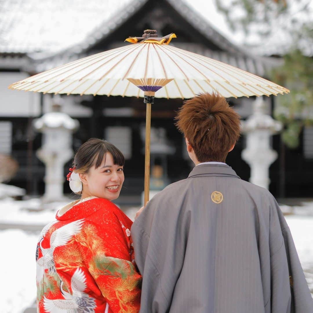 CLAIREさんのインスタグラム写真 - (CLAIREInstagram)「日本庭園🌳  四季を感じられる雪の中でのロケーション撮影。  ぜひ店舗までお問い合わせください❄ クレール仙台泉店（ @claire.sendai ） ―——————————————— 『CLAIRE(クレール)』は、 現在、全国21店舗展開中のブライダルスタジオです💐  一生に一度の記念としてぴったりな さまざまなプランやロケーションスポットもご用意しております✨  ୨୧ 情報は公式HPへ ୨୧ こちらのプロフィール先のリンクからご覧いただけます♪ @clairebridalstudio  Come experience a romantic elopement at Claire Photo Studio! Please contact us via DM 🙂 ―——————————————— #クレールブライダルスタジオ #フォトウェディング #結婚式準備 #プレ花嫁 #卒花嫁 #和装ヘア #和装前撮り #前撮り #写真で結婚式 #白無垢 #着物 #ウェディングドレス #結婚写真 #結婚準備 #日本中のプレ花嫁さんと繋がりたい #ウエディングフォト #フォトウエディング #2023秋婚 #2023冬婚 #clairephotostudio #weddingphotography #weddingphotographystudio #elopementphotography #engagementphotos #japanwedding #japanelopement #weddinginjapan」11月26日 20時16分 - clairebridalstudio