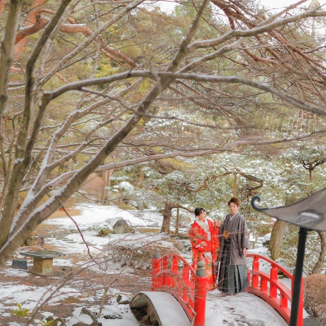 CLAIREさんのインスタグラム写真 - (CLAIREInstagram)「日本庭園🌳  四季を感じられる雪の中でのロケーション撮影。  ぜひ店舗までお問い合わせください❄ クレール仙台泉店（ @claire.sendai ） ―——————————————— 『CLAIRE(クレール)』は、 現在、全国21店舗展開中のブライダルスタジオです💐  一生に一度の記念としてぴったりな さまざまなプランやロケーションスポットもご用意しております✨  ୨୧ 情報は公式HPへ ୨୧ こちらのプロフィール先のリンクからご覧いただけます♪ @clairebridalstudio  Come experience a romantic elopement at Claire Photo Studio! Please contact us via DM 🙂 ―——————————————— #クレールブライダルスタジオ #フォトウェディング #結婚式準備 #プレ花嫁 #卒花嫁 #和装ヘア #和装前撮り #前撮り #写真で結婚式 #白無垢 #着物 #ウェディングドレス #結婚写真 #結婚準備 #日本中のプレ花嫁さんと繋がりたい #ウエディングフォト #フォトウエディング #2023秋婚 #2023冬婚 #clairephotostudio #weddingphotography #weddingphotographystudio #elopementphotography #engagementphotos #japanwedding #japanelopement #weddinginjapan」11月26日 20時16分 - clairebridalstudio