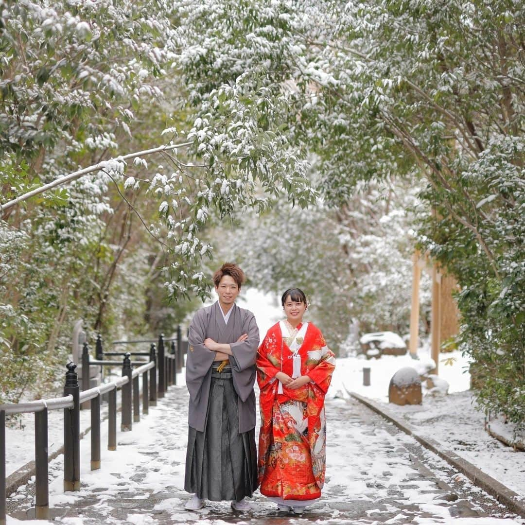 CLAIREのインスタグラム：「日本庭園🌳  四季を感じられる雪の中でのロケーション撮影。  ぜひ店舗までお問い合わせください❄ クレール仙台泉店（ @claire.sendai ） ―——————————————— 『CLAIRE(クレール)』は、 現在、全国21店舗展開中のブライダルスタジオです💐  一生に一度の記念としてぴったりな さまざまなプランやロケーションスポットもご用意しております✨  ୨୧ 情報は公式HPへ ୨୧ こちらのプロフィール先のリンクからご覧いただけます♪ @clairebridalstudio  Come experience a romantic elopement at Claire Photo Studio! Please contact us via DM 🙂 ―——————————————— #クレールブライダルスタジオ #フォトウェディング #結婚式準備 #プレ花嫁 #卒花嫁 #和装ヘア #和装前撮り #前撮り #写真で結婚式 #白無垢 #着物 #ウェディングドレス #結婚写真 #結婚準備 #日本中のプレ花嫁さんと繋がりたい #ウエディングフォト #フォトウエディング #2023秋婚 #2023冬婚 #clairephotostudio #weddingphotography #weddingphotographystudio #elopementphotography #engagementphotos #japanwedding #japanelopement #weddinginjapan」