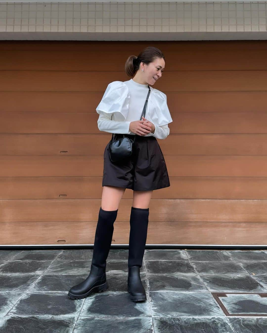 大日方久美子のインスタグラム：「・ Today's Styling ☆ ・ Tops → @elendeek  Boots → @hunterboots  Bag → @myweakness_official  Tweed JK → @adore_jp   このくらい程よいと着たくなるポワン袖。半袖の黒がかなり使えたので長袖のホワイトを追加した。  ブーツは筒の部分が柔らかく伸びるので着脱がとても楽です。普通の靴よりゆとりがあるサイズ感なので、いつものサイズを選んで大丈夫✨  ・ ・ #elendeek #adore_jp  #エレンディーク #アドーア #ハンターブーツ」