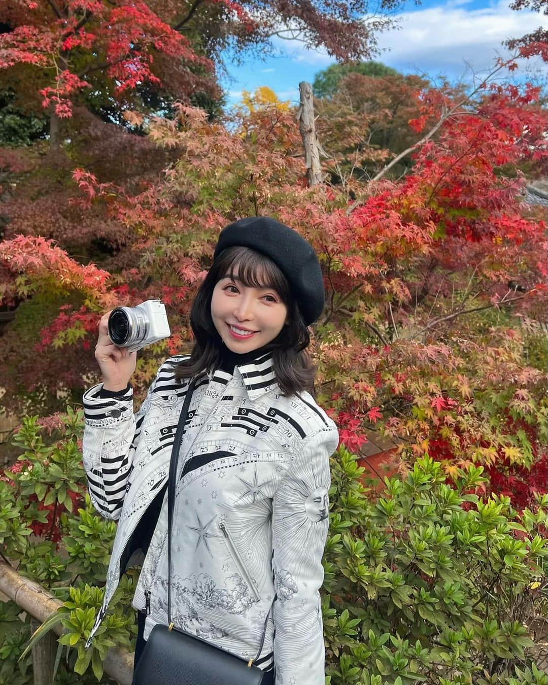 三好ユウさんのインスタグラム写真 - (三好ユウInstagram)「紅葉狩り🍁 Autumn leaves🍁 ⁡ 千葉県にある本土寺、別名あじさい寺⛩️ 紅葉には少し早かったけれども とても広い境内を歩くだけでも癒されました🥳 ⁡ 以前から夫一推しのお寺でしたが 実家近くにこんな素敵な場所があるなんて知らなかった😌 ⁡ そして… 紅葉狩りの前にはささっとライトビューティー表参道店で ホワイトニング🦷✨ @light_beauty_omotesando ⁡ 短時間で予想以上に白くなってびっくり‼️ 広々としたお部屋で快適だし痛みもなしで 快適でした☺️ ⁡ ⁡  #紅葉狩り#本土寺#あじさい寺#千葉観光#日本の景色 #タビジョ#旅行好きな人と繋がりたい#LightBeauty表参道#ライトビューティー表参道#autumnleaves #ilovejapan#trip #japanese#japantravel ⁡#旅游#여행스냅」11月26日 20時17分 - yuu_5240