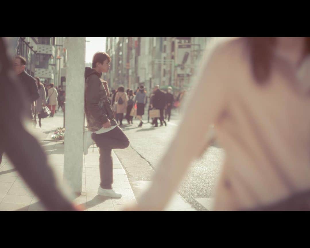 kazhixさんのインスタグラム写真 - (kazhixInstagram)「Tokyo Rhapsody -waiting-  #映画のワンシーンのような一枚を  ⤴︎みなさんもタグ気軽に使ってくださいね。  #fujifilm_xseries #今日もx日和 #富士フイルム  #FUJIFILM #instagram  #igersjp #HelloFrom Tokyo #ファインダー越しの私の世界  #tokyocameraclub #mst_photo #daily_photo_jpn #tokyoartsandculture #JapanCityBlues #TokyoTokyo #streetfinder #eyephotomagazine #cinema_streets  #urbanromantix #street_avengers #streetleaks #sublimestreet #streets_storytelling #storyofthestreet #streetsgrammer #streetmoment #voidtokyo  #streetgrammers #shadow_magazine #photo_f16」11月26日 20時19分 - kazhix