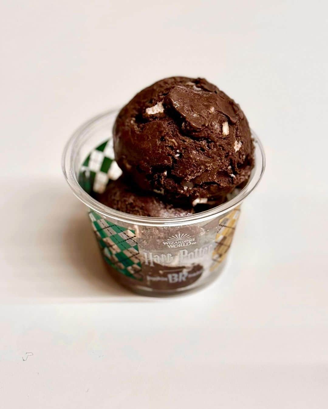 秋山具義のインスタグラム：「31アイスクリームは「ロッキーロード」一択なので、ロッキーロードレギュラーダブル♡  #31アイスクリーム #ロッキーロード #具義スイーツ2023」