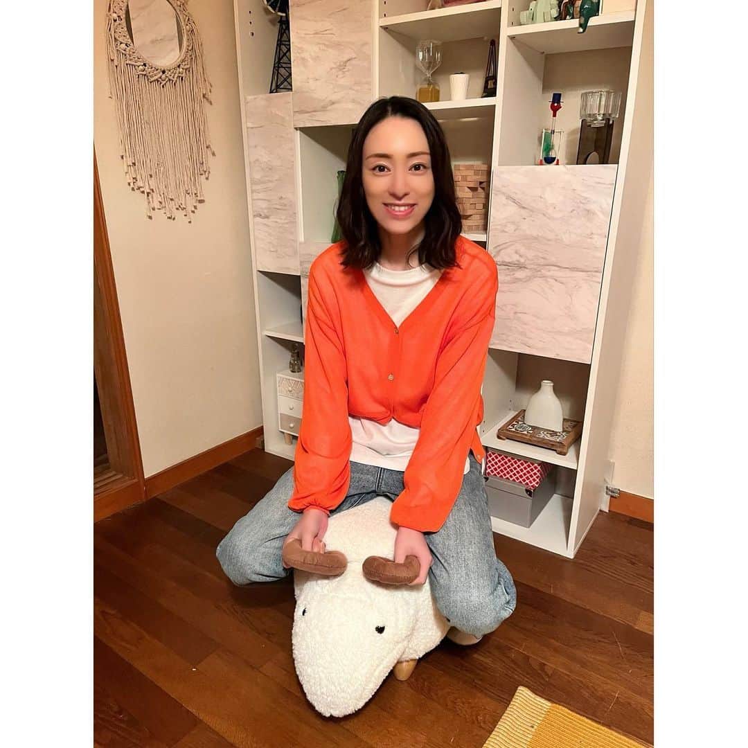 けむたい姉とずるい妹のインスタグラム：「. ひつじの椅子に座る じゅん( #栗山千明 さん) ひつじをなでなで🐏 可愛いオフショット💟  ／ 『#けむたい姉とずるい妹 』 最終話は いよいよ明日夜11:06放送🪄 ＼  7話は #TVer で配信中🎗 tver.jp/episodes/ep30cssjg1  U-NEXTなどで全話配信中💠  #テレビ東京 #けむずる  #栗山千明 #馬場ふみか #栁俊太郎  #桜田通 #雛形あきこ  #オフショット」