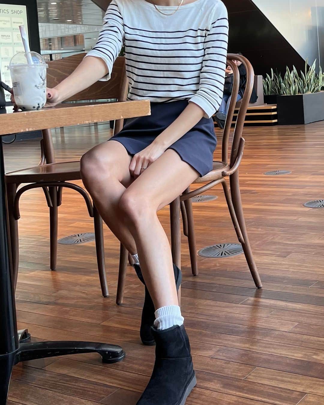 安田華乃のインスタグラム：「寒い冬に足出せるのは10代まで……  12月前に、 ヒートテック始めました😅笑」