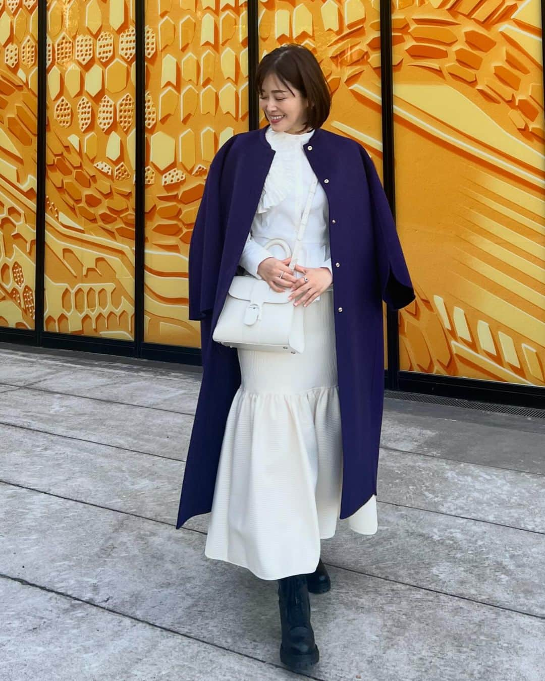 山本みらいのインスタグラム：「久しぶりのコーデ。  Tops @bibiy_official  Skirt @gallardagalante  Boots @sergiorossi  Coat @drawerofficial  Bag @delvaux  Jewelry @sendan_jewelry   少し綺麗めな雰囲気にしたかったので トップスとボトムスを同系色に。  ワンピース的な視覚効果で、 ちょっと華やか度がちょっと増したかも。  髪を切ってから、 こういう構築感のある服を 集めたくなってる！  photo by @megumi_koshiba さん🫶」