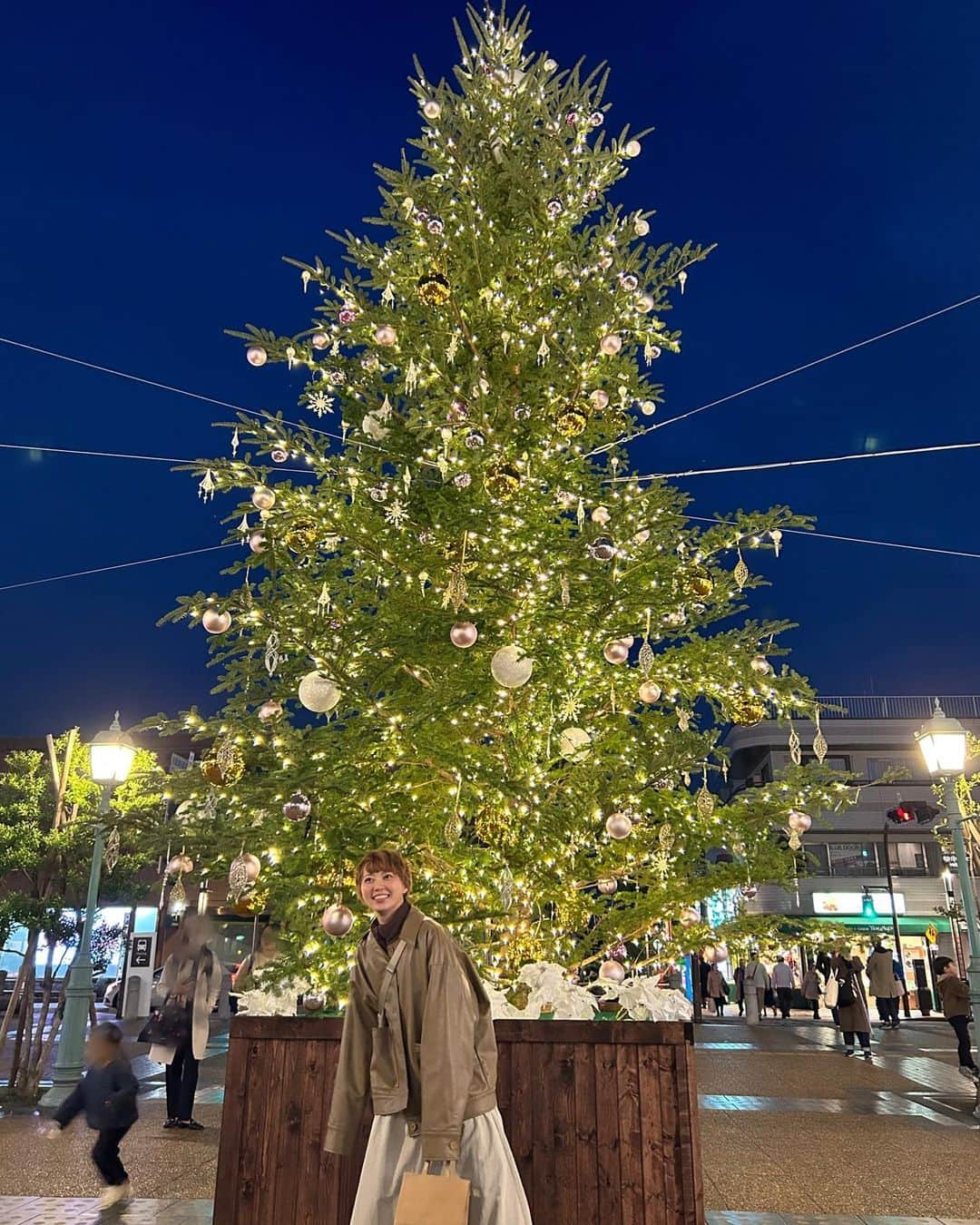 安本彩花さんのインスタグラム写真 - (安本彩花Instagram)「きらきらな時期がくるぞ〜✨🎄  #私立恵比寿中学 #エビ中#安本彩花#丸顔ショートツヤツヤ笑顔担当   #ツリー#クリスマスツリー」11月26日 20時26分 - yasumoto_ayaka_official