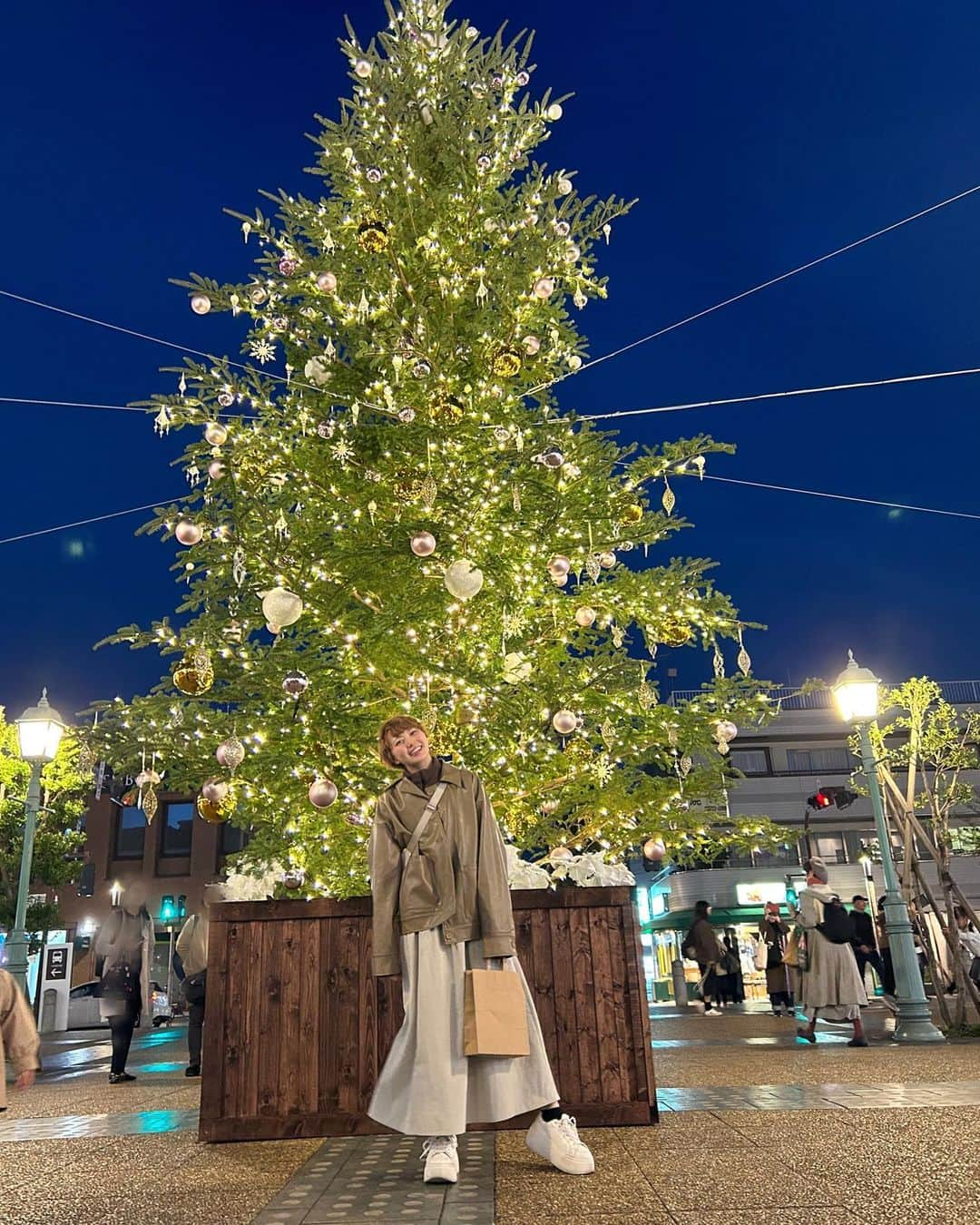 安本彩花さんのインスタグラム写真 - (安本彩花Instagram)「きらきらな時期がくるぞ〜✨🎄  #私立恵比寿中学 #エビ中#安本彩花#丸顔ショートツヤツヤ笑顔担当   #ツリー#クリスマスツリー」11月26日 20時26分 - yasumoto_ayaka_official