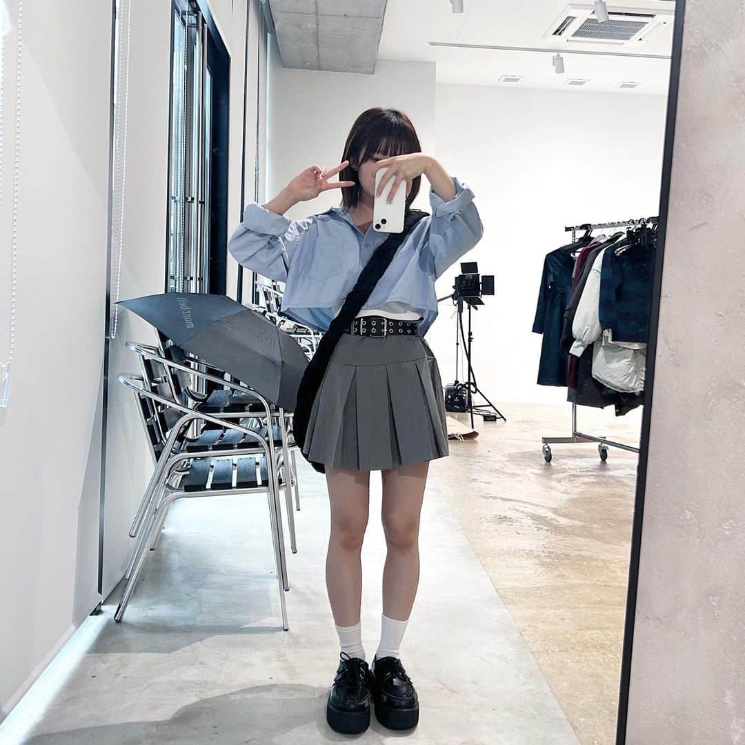 こねねこのインスタグラム：「少し前の写真ですが全身プチプラで揃えたよーん  ブランドはタグ付けを見てね  2枚目の動画はZOZOページ撮影現場のラックです🧶  #低身長コーデ  #プチプラコーデ」