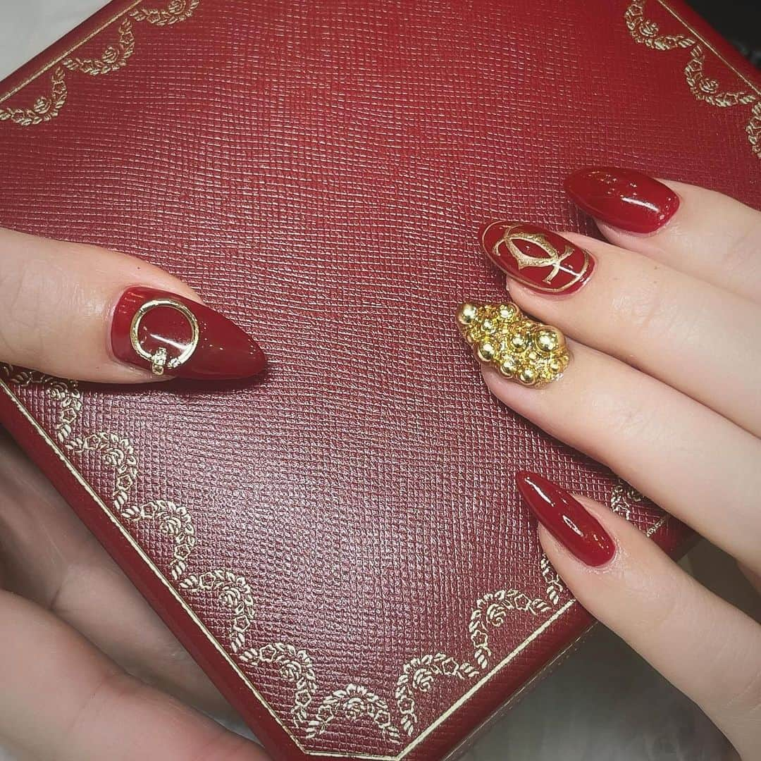 まなのインスタグラム：「クリスマスとカルティエ仕様❤️  #ネイル #ネイルデザイン#クリスマスネイル #カルティエ #nail #naildesign #nails」