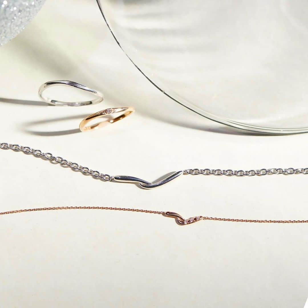 ヴァンドーム青山のインスタグラム：「. 【 pair jewelry 】  ホリデーシーズンに大切な人と贈りあいたいペアジュエリー。 ヴァンドーム青山なら毎日身に着けられる、シンプルでスタイリッシュなデザインをバリエーション豊富に取り揃えております。  #vendomeaoyama #ヴァンドーム青山 #ペアリング #ペアジュエリー  #ring #リング #ブレスレット #ペアブレスレット #bracelet #クリスマスギフト  #クリスマスプレゼント  #ホリデーギフト  #お守りジュエリー  #ご褒美ジュエリー」