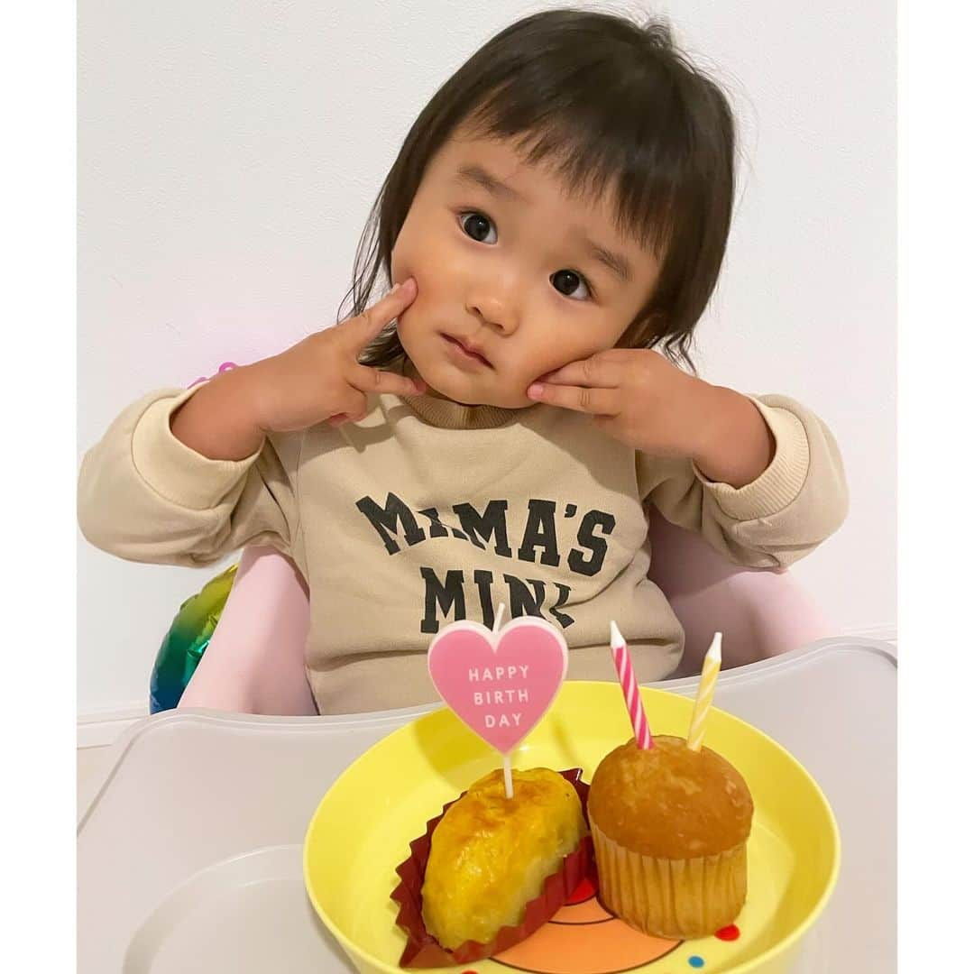 影山祥子さんのインスタグラム写真 - (影山祥子Instagram)「. 2023.11.21 👧🏻 ２歳になりました🥰 最近はママの喋る事を復唱してとにかく言葉を吸収してる☺️ 保育園でも色々覚えてくるから、いつの間にかできるようになってて、びっくりすることが多い☺️✨ 平日だったし、仕事でいつも通りの日だったからお祝いってゆうお祝いはできてないけど、みーがこれ欲しい！と選んだアイスのおもちゃをプレゼント🎁 毎日おままごとして遊んで、毎日ママにはいどうぞって渡してくる🍨 可愛いの毎日😌🧡 大好き💝 . . #mybaby #birthday #socute #happy  #2歳　#誕生日　#おめでとう　#愛してる　 #こどものいる暮らし #子育て　#子育てママ」11月26日 20時29分 - sacco324