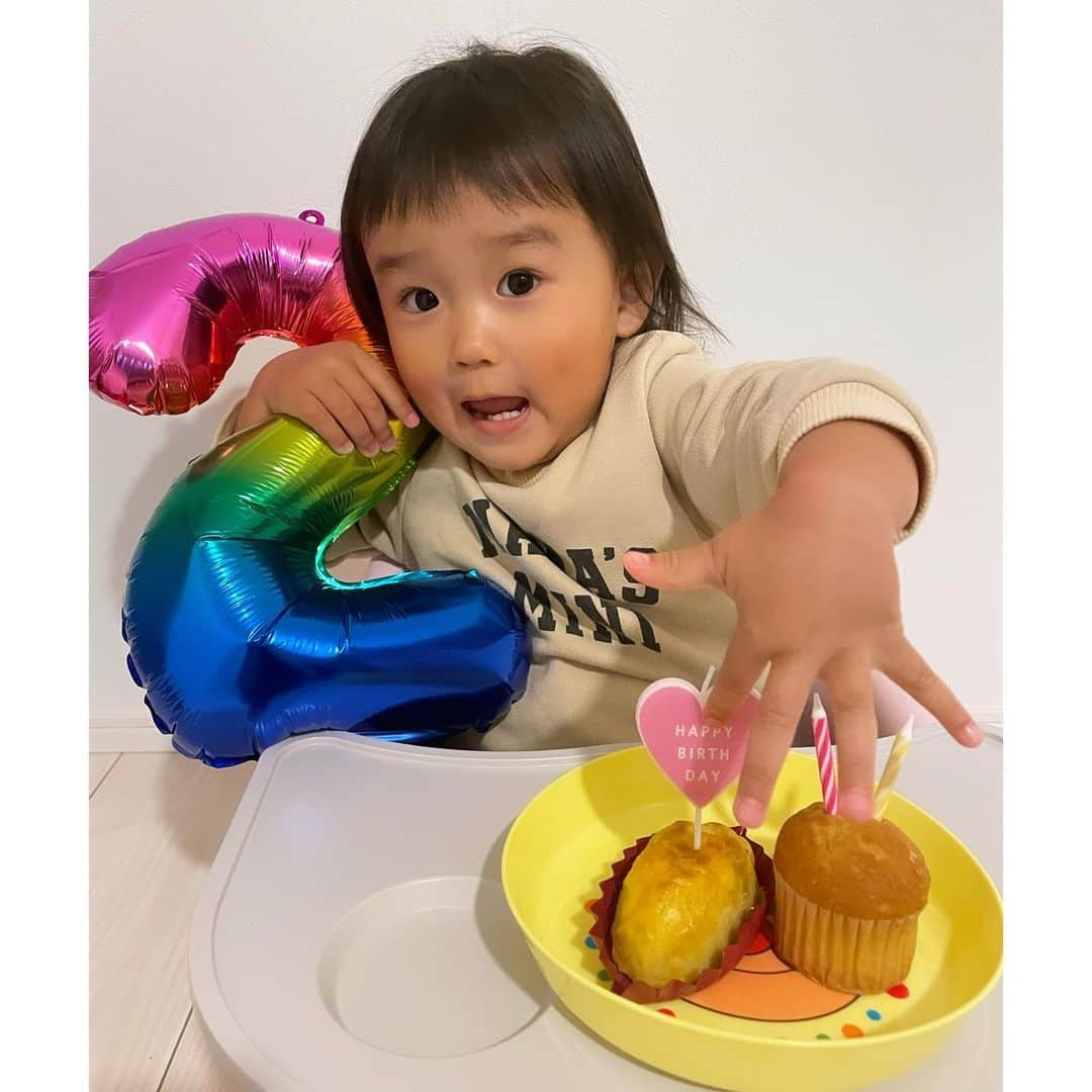 影山祥子さんのインスタグラム写真 - (影山祥子Instagram)「. 2023.11.21 👧🏻 ２歳になりました🥰 最近はママの喋る事を復唱してとにかく言葉を吸収してる☺️ 保育園でも色々覚えてくるから、いつの間にかできるようになってて、びっくりすることが多い☺️✨ 平日だったし、仕事でいつも通りの日だったからお祝いってゆうお祝いはできてないけど、みーがこれ欲しい！と選んだアイスのおもちゃをプレゼント🎁 毎日おままごとして遊んで、毎日ママにはいどうぞって渡してくる🍨 可愛いの毎日😌🧡 大好き💝 . . #mybaby #birthday #socute #happy  #2歳　#誕生日　#おめでとう　#愛してる　 #こどものいる暮らし #子育て　#子育てママ」11月26日 20時29分 - sacco324