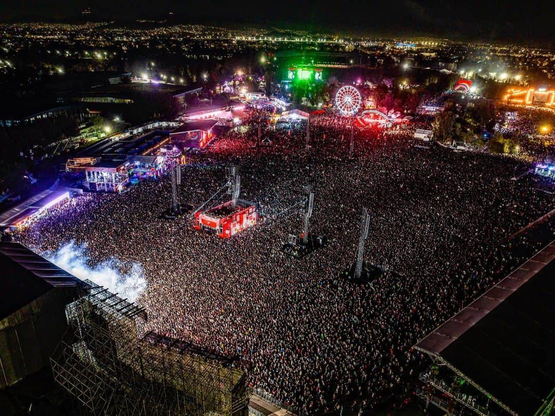 ウィジンのインスタグラム：「Gracias por bailar y cantar de principio a fin 💃🏻🕺🏻💃🏻♥️💃🏻 #mexicolindoyquerido🇲🇽 gracias gracias gracias @wisinyyandel #cocacolaflowfest  @chrisdenuijl」