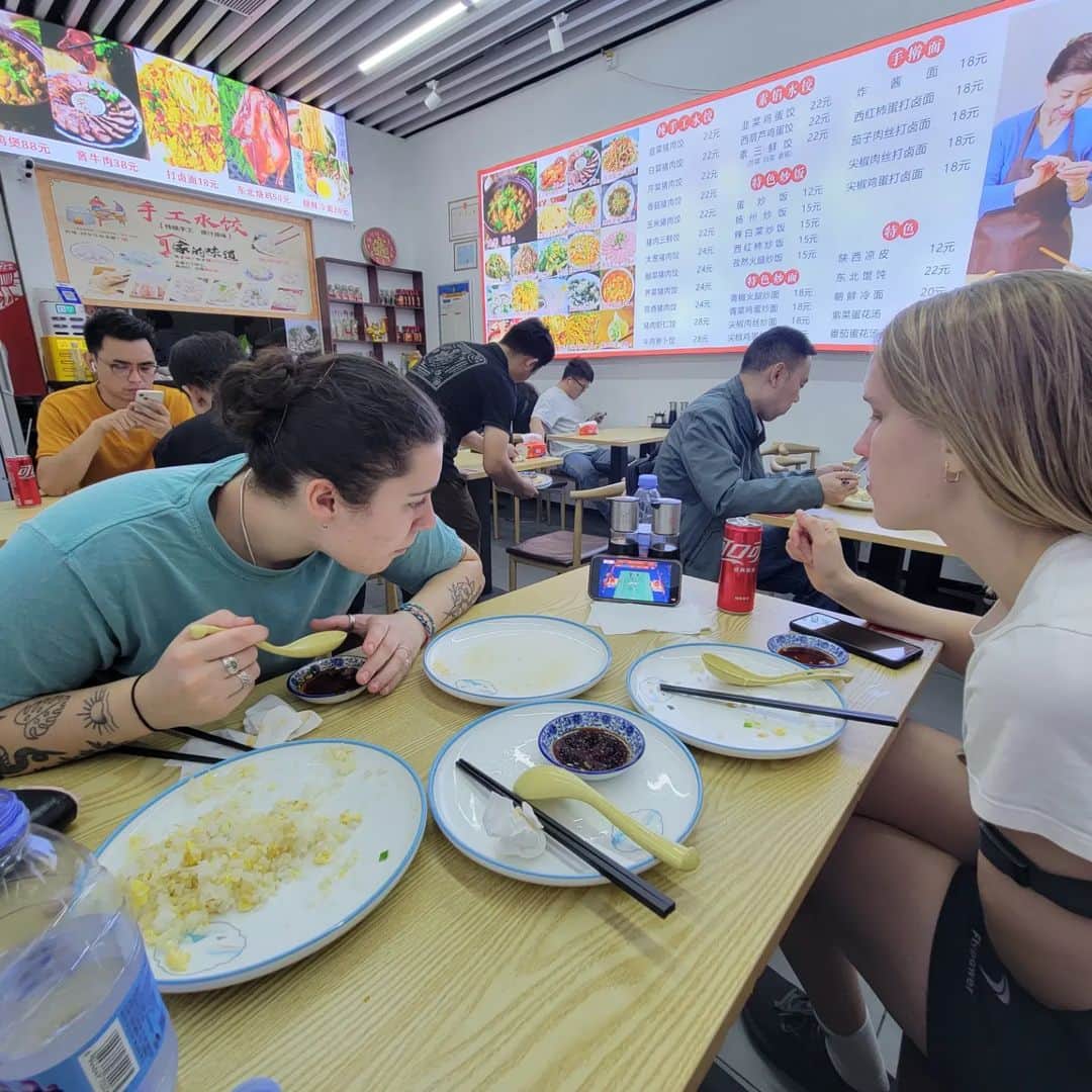 カースティ・ギルモアさんのインスタグラム写真 - (カースティ・ギルモアInstagram)「✨️Shenzen Dump✨️ (coz no Instagram all week 🫠) Bit of good badminton, dog cuddles, coffee, rice, dumplings, and pals. Last Tour tournament of the year done and dusted. This year has been ridiculously busy but also fun, challenging and rewarding. Happy to be home recovering with a few days off court. Then it's back at it for European Women's Team Qualification in Azerbaijan and and a match with my Czech Team 😊 Hope everyone's having a nice weekend 😌🫶🏼」11月26日 20時39分 - kirstygilmourr