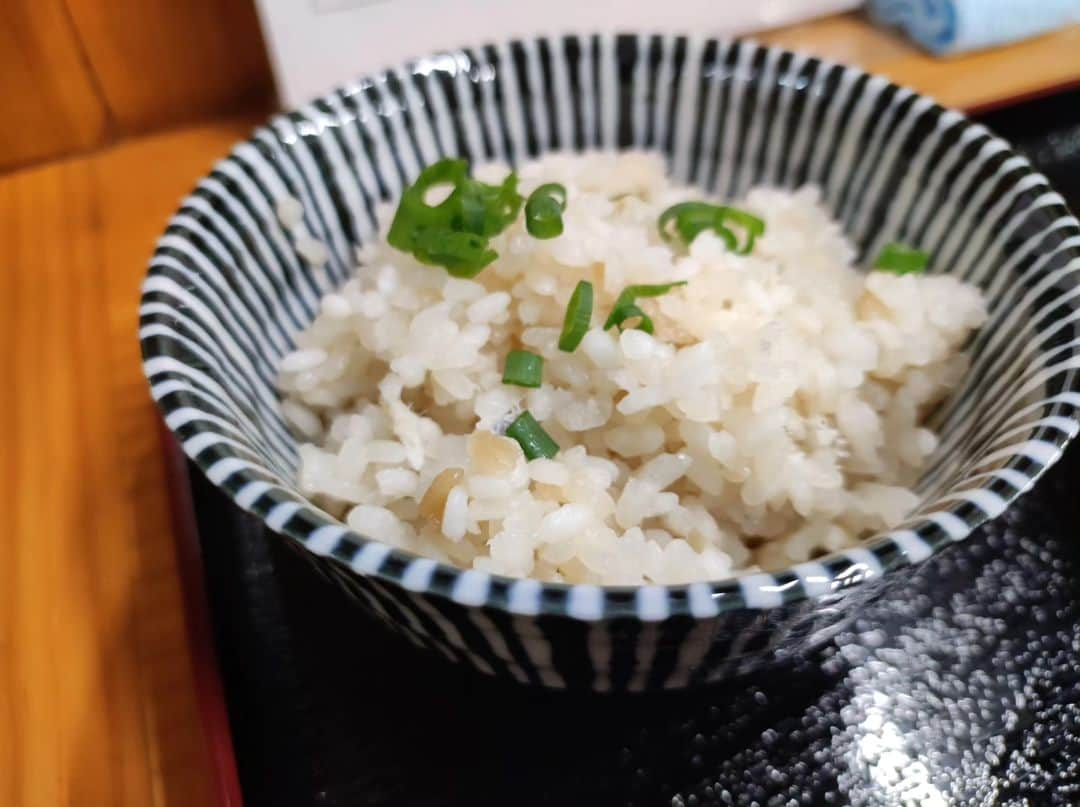 つけMen野郎さんのインスタグラム写真 - (つけMen野郎Instagram)「醤油らーめん+鯛飯 らーめん志ん海 ひたちなか海浜県鉄道の中根駅から県道38号線沿いに志ん海オープンおめでとうございます。らーめん天神下大喜出身の店主さんが満を持して地元で創業。現在のところメインは醤油らーめんに鯛飯のセットで、そちらをいただきます。醤油らーめんは薄口醤油をベースに魚介と鶏を合わせ、しっかりと出汁が感じられて本家さながらに美味しいスープ。そして自家製麺もめっちゃおいしい。啜り心地も食感も素晴らしいなぁ。チャーシューもバラと肩ロースかな。脂も身もうまくて、素材？技術も良いものです。そして鯛飯よ！単体で十二分にうまくて、鯛と出汁のバランス良くてうまいなぁ。そこにスープかけたら当たり前にうまいですね。こういうメニューって、ありそうであまり無いからスゴくいいと思いました。ご馳走様でした、」11月26日 20時39分 - bokurarri