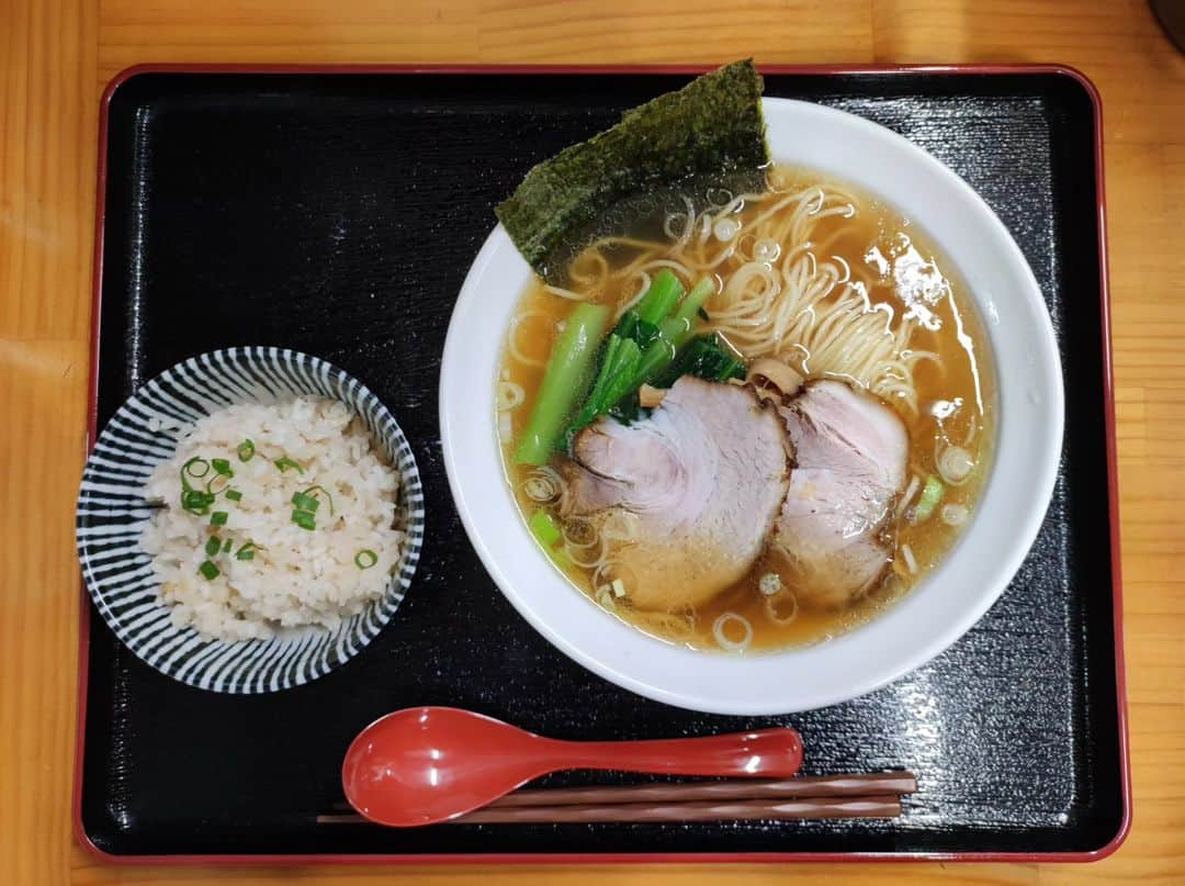 つけMen野郎さんのインスタグラム写真 - (つけMen野郎Instagram)「醤油らーめん+鯛飯 らーめん志ん海 ひたちなか海浜県鉄道の中根駅から県道38号線沿いに志ん海オープンおめでとうございます。らーめん天神下大喜出身の店主さんが満を持して地元で創業。現在のところメインは醤油らーめんに鯛飯のセットで、そちらをいただきます。醤油らーめんは薄口醤油をベースに魚介と鶏を合わせ、しっかりと出汁が感じられて本家さながらに美味しいスープ。そして自家製麺もめっちゃおいしい。啜り心地も食感も素晴らしいなぁ。チャーシューもバラと肩ロースかな。脂も身もうまくて、素材？技術も良いものです。そして鯛飯よ！単体で十二分にうまくて、鯛と出汁のバランス良くてうまいなぁ。そこにスープかけたら当たり前にうまいですね。こういうメニューって、ありそうであまり無いからスゴくいいと思いました。ご馳走様でした、」11月26日 20時39分 - bokurarri