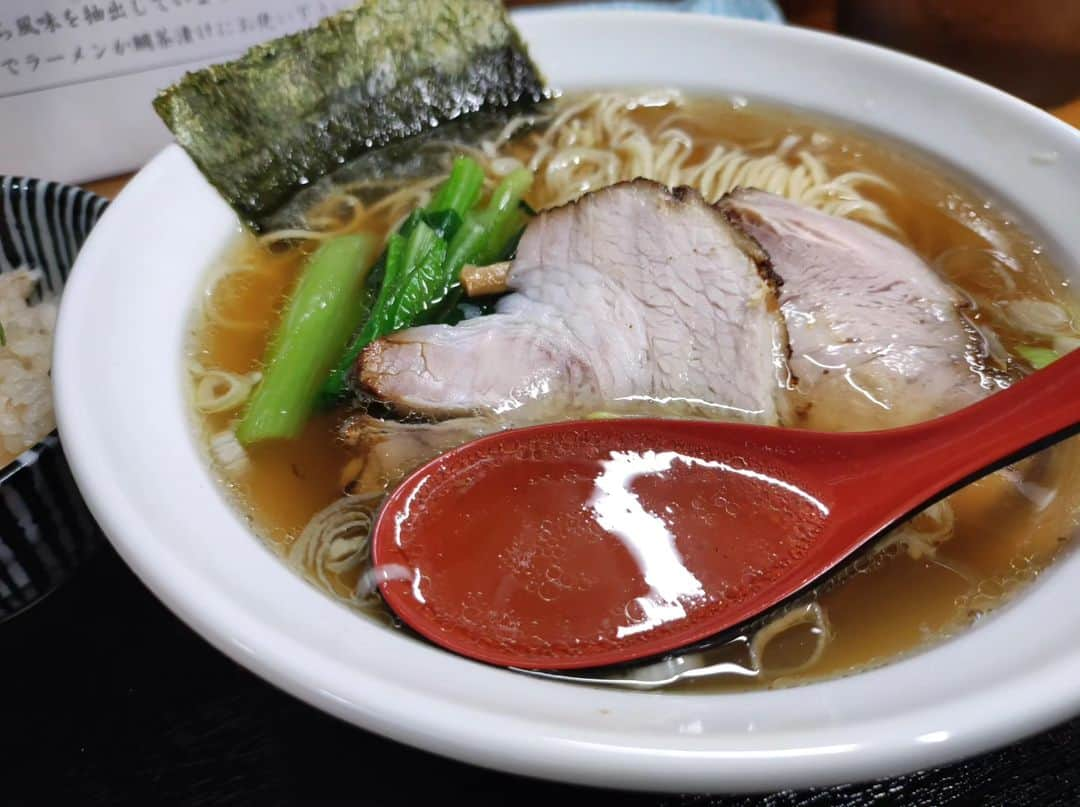 つけMen野郎さんのインスタグラム写真 - (つけMen野郎Instagram)「醤油らーめん+鯛飯 らーめん志ん海 ひたちなか海浜県鉄道の中根駅から県道38号線沿いに志ん海オープンおめでとうございます。らーめん天神下大喜出身の店主さんが満を持して地元で創業。現在のところメインは醤油らーめんに鯛飯のセットで、そちらをいただきます。醤油らーめんは薄口醤油をベースに魚介と鶏を合わせ、しっかりと出汁が感じられて本家さながらに美味しいスープ。そして自家製麺もめっちゃおいしい。啜り心地も食感も素晴らしいなぁ。チャーシューもバラと肩ロースかな。脂も身もうまくて、素材？技術も良いものです。そして鯛飯よ！単体で十二分にうまくて、鯛と出汁のバランス良くてうまいなぁ。そこにスープかけたら当たり前にうまいですね。こういうメニューって、ありそうであまり無いからスゴくいいと思いました。ご馳走様でした、」11月26日 20時39分 - bokurarri