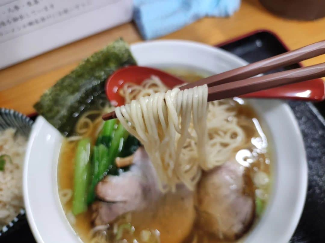 つけMen野郎さんのインスタグラム写真 - (つけMen野郎Instagram)「醤油らーめん+鯛飯 らーめん志ん海 ひたちなか海浜県鉄道の中根駅から県道38号線沿いに志ん海オープンおめでとうございます。らーめん天神下大喜出身の店主さんが満を持して地元で創業。現在のところメインは醤油らーめんに鯛飯のセットで、そちらをいただきます。醤油らーめんは薄口醤油をベースに魚介と鶏を合わせ、しっかりと出汁が感じられて本家さながらに美味しいスープ。そして自家製麺もめっちゃおいしい。啜り心地も食感も素晴らしいなぁ。チャーシューもバラと肩ロースかな。脂も身もうまくて、素材？技術も良いものです。そして鯛飯よ！単体で十二分にうまくて、鯛と出汁のバランス良くてうまいなぁ。そこにスープかけたら当たり前にうまいですね。こういうメニューって、ありそうであまり無いからスゴくいいと思いました。ご馳走様でした、」11月26日 20時39分 - bokurarri