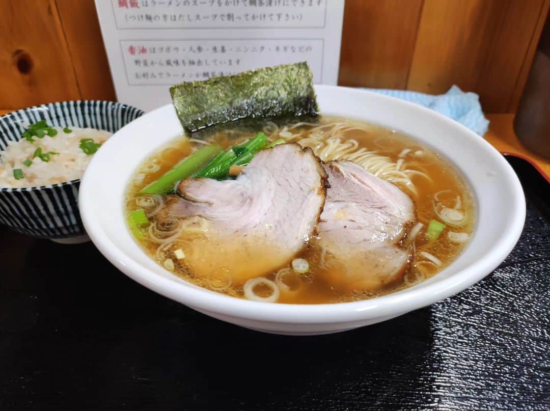 つけMen野郎のインスタグラム：「醤油らーめん+鯛飯 らーめん志ん海 ひたちなか海浜県鉄道の中根駅から県道38号線沿いに志ん海オープンおめでとうございます。らーめん天神下大喜出身の店主さんが満を持して地元で創業。現在のところメインは醤油らーめんに鯛飯のセットで、そちらをいただきます。醤油らーめんは薄口醤油をベースに魚介と鶏を合わせ、しっかりと出汁が感じられて本家さながらに美味しいスープ。そして自家製麺もめっちゃおいしい。啜り心地も食感も素晴らしいなぁ。チャーシューもバラと肩ロースかな。脂も身もうまくて、素材？技術も良いものです。そして鯛飯よ！単体で十二分にうまくて、鯛と出汁のバランス良くてうまいなぁ。そこにスープかけたら当たり前にうまいですね。こういうメニューって、ありそうであまり無いからスゴくいいと思いました。ご馳走様でした、」