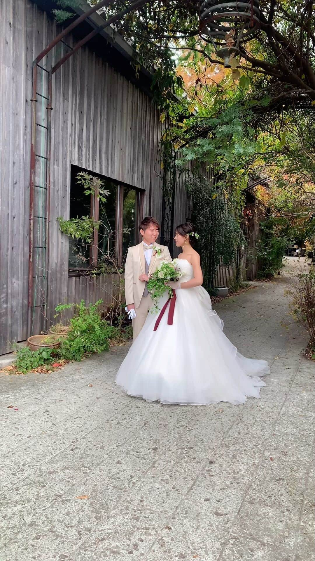 ウェディングヘアメイクルーチェのインスタグラム：「Today's wedding❤︎  オシャレなお二人のウェディング👰‍♀️🤵‍♂️  グリーンいっぱいのブーケに 合わせて ヘアアレンジもふんわりアップに✨  お二人らしく大好きなLegoも 会場装飾にアレンジして ステキなウェディング💕  プロデュース　 @cherish.wedding 💄　@wedding_luce #ルーチェ Naomi 📷　@tky_no_shashin 🎥　@naoki_withaffection  #ウェディング#花嫁ヘアアレンジ #茅ヶ崎ウェディング#レストランウェディング #花嫁ヘアメイク」