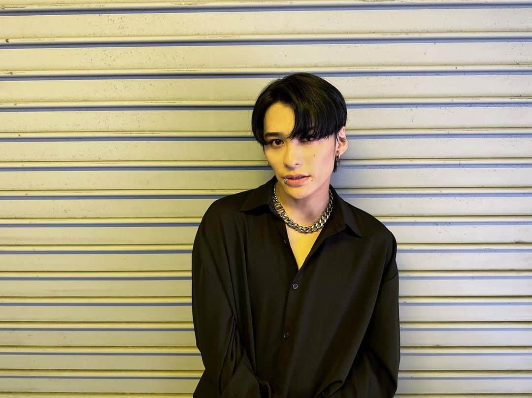 関哲汰のインスタグラム：「髪の毛バッサリ切って真っ黒にした☺︎ いつぶりだ。。。  その後に浜松で一人で鰻食べてきた☺︎  磐田リリイベありがと！ 玲が体調不良でいなかったけど、玲の分も背負ってパフォーマンスしたよ！早く治せよ👍」