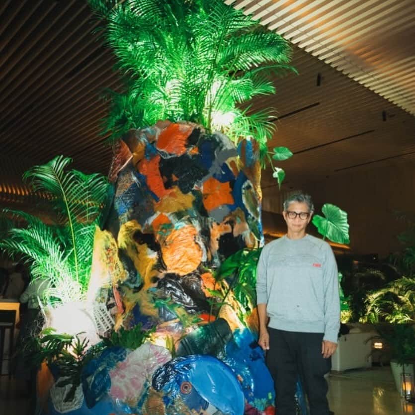 HiRAO INCのインスタグラム：「. 「Babel of the Ocean #Nature takes in」  開業以来、客室アメニティのプラスチックフリーをはじめ、エディションホテルのサステナビリティ・ポリシーを継承した取り組みを行う東京エディション虎ノ門 @toranomonedition は、エネルギーを根幹のテーマとして環境や社会における現象をモチーフにした創作活動を行う藤元明氏　@akira_fujimoto の活動に共感し、2023年のクリスマスツリーのコラボレーションを実現させました。  ごみは社会のシステムから外れ海へと溢れ出し国境を越え海岸へと漂着します。藤元氏は日本各地の海岸で海ごみを採集し、熱で溶かしながらプレスした海洋プラスチックを素材に絵画作品として提案する一方で、延々と漂着し続ける同素材を建材として「海のバベル」を世界への問いのシンボルとして立ち上げます。  本展示では、藤元氏が海岸で見る漂着ゴミが自生する植物に取り込まれ、生態系の一部になっていく様子にインスピレーションを得て、Lobby Barの植栽と融合した「Babel of the Ocean #Nature takes in」を提案します。  藤元氏による、海ごみがアート作品に昇華した斬新で唯一無二のクリスマスツリーに逢いに、フェスティブシーズンの東京エディション虎ノ門 Lobby Barへ是非お越しください。」