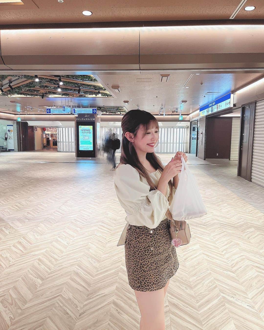 宇野みずきさんのインスタグラム写真 - (宇野みずきInstagram)「. . . お祭り大好きまんだから酉の市は欠かさず 🦑 . 色んなトッピングが出来るじゃがバタが大好きすぎるの~❕タン串とイカの丸焼きと焼きそば全部友達と半分こしてあとチョコバナナ~♡ いつ行っても買う物一緒 ☺︎✌️ . . . #カジュアルガーリー#ミニスカートコーデ#ヒョウ柄コーデ」11月26日 20時35分 - mi___candy