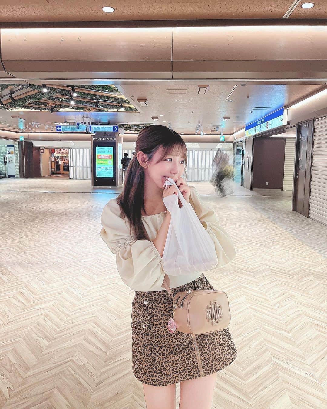 宇野みずきさんのインスタグラム写真 - (宇野みずきInstagram)「. . . お祭り大好きまんだから酉の市は欠かさず 🦑 . 色んなトッピングが出来るじゃがバタが大好きすぎるの~❕タン串とイカの丸焼きと焼きそば全部友達と半分こしてあとチョコバナナ~♡ いつ行っても買う物一緒 ☺︎✌️ . . . #カジュアルガーリー#ミニスカートコーデ#ヒョウ柄コーデ」11月26日 20時35分 - mi___candy