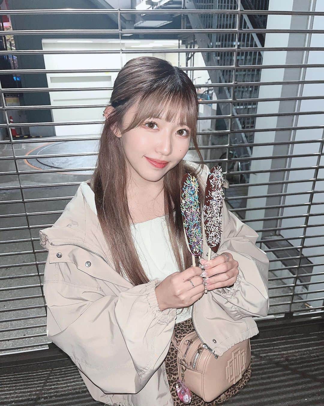 宇野みずきさんのインスタグラム写真 - (宇野みずきInstagram)「. . . お祭り大好きまんだから酉の市は欠かさず 🦑 . 色んなトッピングが出来るじゃがバタが大好きすぎるの~❕タン串とイカの丸焼きと焼きそば全部友達と半分こしてあとチョコバナナ~♡ いつ行っても買う物一緒 ☺︎✌️ . . . #カジュアルガーリー#ミニスカートコーデ#ヒョウ柄コーデ」11月26日 20時35分 - mi___candy