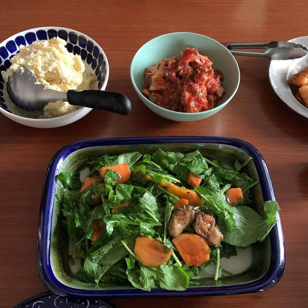 志摩有子さんのインスタグラム写真 - (志摩有子Instagram)「主役のビリヤニを美味しく食べるための前菜を担当。 牡蠣のオイル漬けと柿とルッコラのサラダ いぶりがっことクリームチーズ入りポテサラ タコのトマト薬味マリネ にんじんとクミンの春巻き  そしてデザートはフルーツツリー🌲 黒ヒゲ危機一髪的な（わかる人いるかな）ルックスに盛り上がる。  寒ーい一日だったけれど、気の合う仲間で集まって楽しく美味しい時間をシェアできて幸せ。  #ビリヤニ会 #前菜担当 #フルーツツリー」11月26日 20時35分 - ariko418