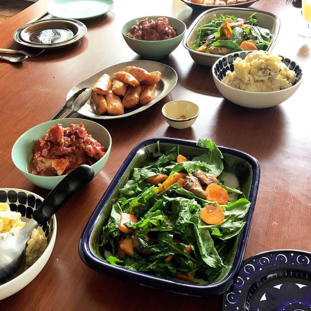 志摩有子のインスタグラム：「主役のビリヤニを美味しく食べるための前菜を担当。 牡蠣のオイル漬けと柿とルッコラのサラダ いぶりがっことクリームチーズ入りポテサラ タコのトマト薬味マリネ にんじんとクミンの春巻き  そしてデザートはフルーツツリー🌲 黒ヒゲ危機一髪的な（わかる人いるかな）ルックスに盛り上がる。  寒ーい一日だったけれど、気の合う仲間で集まって楽しく美味しい時間をシェアできて幸せ。  #ビリヤニ会 #前菜担当 #フルーツツリー」