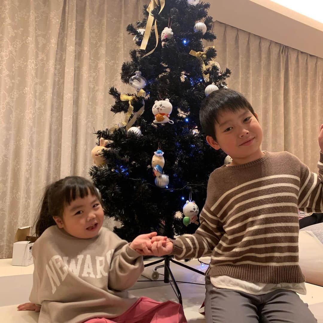 りおなさんのインスタグラム写真 - (りおなInstagram)「クリスマスツリー🎄  今年は普段窓際にいるちいかわたちも飾りました🤭  ちなみにお兄ちゃんもりおちゃんも、 サンタさんまだまだ信じてます🤣💕  今年は何頼むのかな？ いつもギリギリまで迷うけど早めに決めてほしいなーw  #クリスマスツリー #ちいかわ」11月26日 20時35分 - riona3710