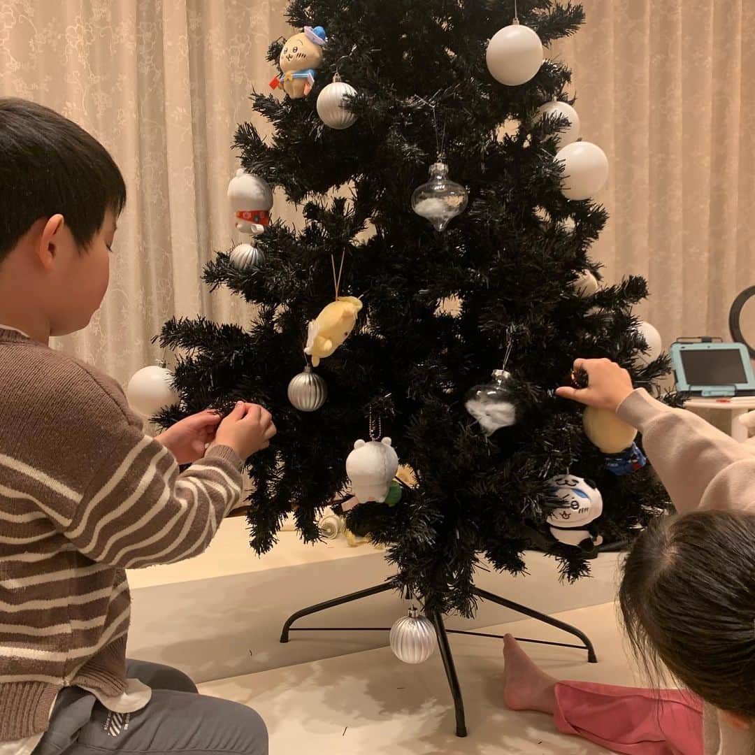 りおなさんのインスタグラム写真 - (りおなInstagram)「クリスマスツリー🎄  今年は普段窓際にいるちいかわたちも飾りました🤭  ちなみにお兄ちゃんもりおちゃんも、 サンタさんまだまだ信じてます🤣💕  今年は何頼むのかな？ いつもギリギリまで迷うけど早めに決めてほしいなーw  #クリスマスツリー #ちいかわ」11月26日 20時35分 - riona3710