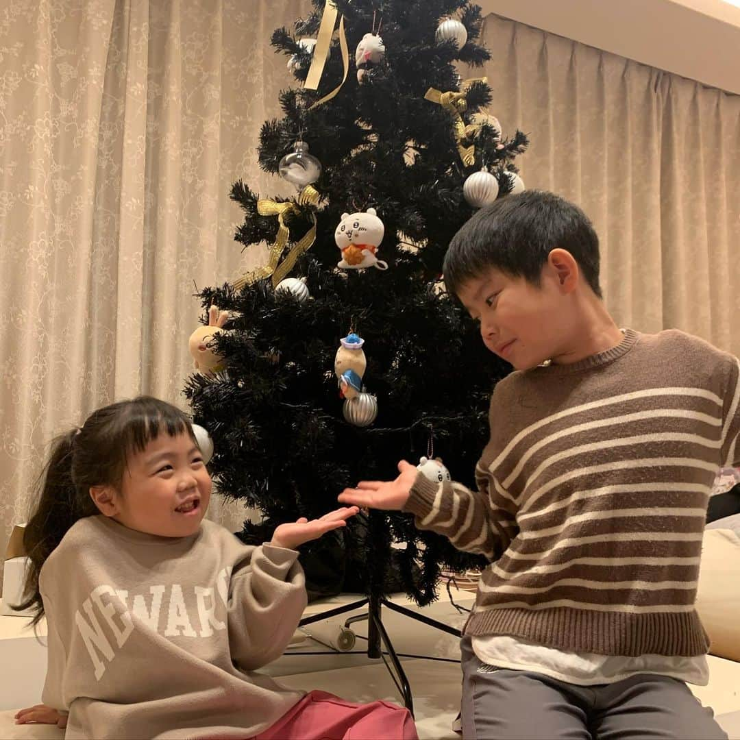 りおなのインスタグラム：「クリスマスツリー🎄  今年は普段窓際にいるちいかわたちも飾りました🤭  ちなみにお兄ちゃんもりおちゃんも、 サンタさんまだまだ信じてます🤣💕  今年は何頼むのかな？ いつもギリギリまで迷うけど早めに決めてほしいなーw  #クリスマスツリー #ちいかわ」